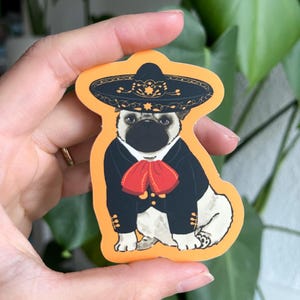 Mariachi Mops Aufkleber - Süßer mexikanischer Hund Vinyl-Aufkleber, lustiger Mops im Charro-Anzug, kulturelle Hundekunst, Laptop-Wasserflaschenaufkleber