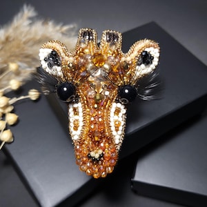 Embroidered Giraffe Brooch: Beaded Animal Face Jewelry