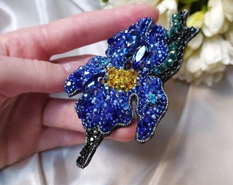 Broche iris, broche perles, broche iris, broche faite main, broche pour femme, broche, broche perles, broderie broche, cadeau pour petite amie, épingle