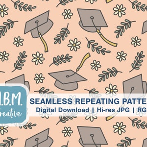 Può includere: Un motivo senza cuciture ripetuto con cappelli di laurea, piccoli fiori bianchi e foglie verdi su uno sfondo rosa chiaro. Il testo "M.B.M. Creative" e "SEAMLESS REPEATING PATTERN Digital Download | Hi-res JPG | RGB" è nella parte inferiore dell'immagine.