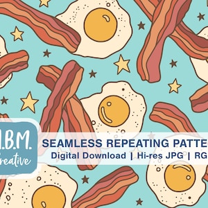 Könnte beinhalten: Ein nahtloses sich wiederholendes Muster mit Cartoon-Illustrationen von Spiegeleiern und Speckscheiben auf hellblauem Hintergrund mit gelben Sternen. Der Text "M.B.M. Creative" und "SEAMLESS REPEATING PATTERN Digital Download | Hi-res JPG | RGB" befindet sich am unteren Rand des Bildes.
