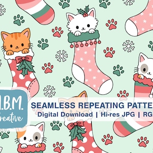 Può includere: Un motivo senza cuciture ripetitivo con simpatici gatti dei cartoni animati che sbirciano da calze di Natale. Lo sfondo è di colore verde chiaro con impronte di zampe rosse, impronte di zampe verdi e fiocchi di neve bianchi. Le calze sono rosa con pois bianchi e stelle bianche. I gatti indossano collari di Natale rossi e verdi con agrifoglio e bacche.