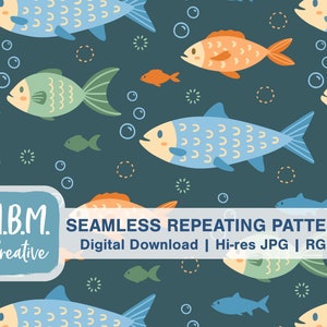 Puede incluir: Un patrón sin costuras repetitivo con peces coloridos sobre un fondo azul oscuro. Los peces están en varios tonos de azul, verde y naranja, con detalles blancos y amarillos. El patrón incluye pequeños círculos blancos y líneas discontinuas, creando una escena submarina lúdica.