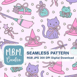 Pode incluir: Padrão sem costura com ilustrações de chapéus de bruxa, gatos, frascos de poções, livros e estrelas em tons de rosa, roxo e verde-azulado sobre um fundo rosa claro. O texto "SEAMLESS PATTERN" também é visível.