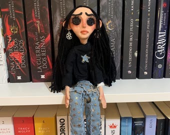 Handgefertigte Little Me Puppe im Coraline-Stil | Gruselig-süße Gothic-Kunstpuppe mit Knopfaugen | Gruselige Sammlerpuppe mit Horror-Dekoration