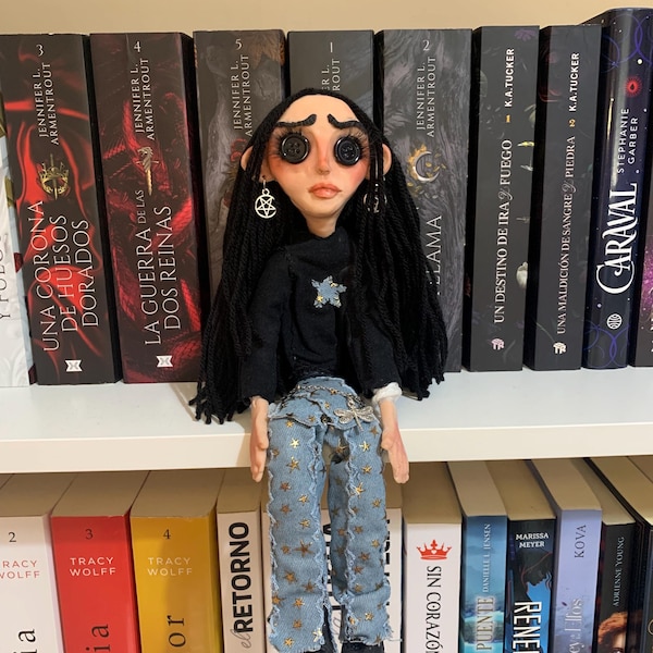 Poupée artisanale inspirée de Coraline | Poupée gothique mignonne et effrayante avec yeux en boutons | Objet de décoration d'horreur à collectionner