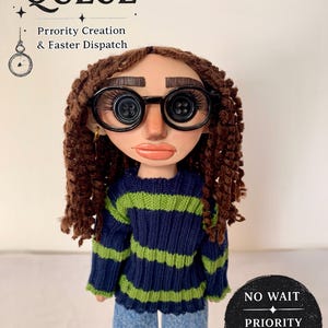 Puede incluir: Una muñeca con cabello castaño rizado, que usa gafas redondas negras con lentes de botón, un suéter de punto a rayas azul marino y verde lima, y pantalones de mezclilla azules. La imagen incluye el texto MXONDOLLS QUEUE, Prrority Creation & Faster Dispatch y NO WAIT PRIORITY CREATION.