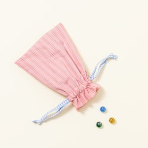Murmelsäckchen mit Glasmurmeln, rosa mit Streifen