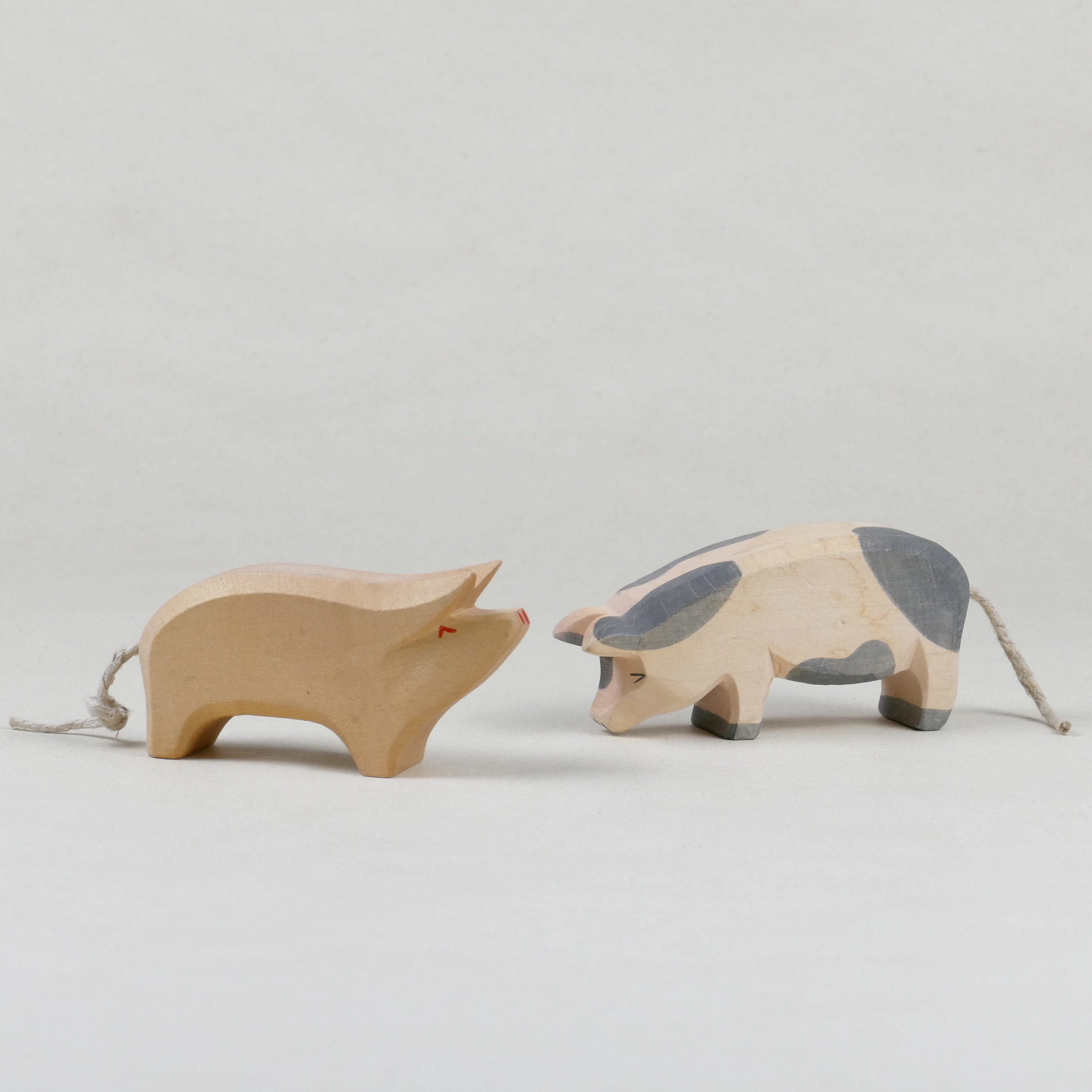 Ostheimer Holzfigur Kalb Schwarz Trinkend – 7 Cm Hoch, Aus Biologischem Holz