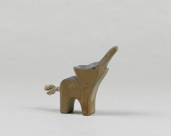 Vintage Original Ostheimer Babyelefant Rüssel hochgereckt, 1 Stück Sammlerstücke Holztiere der Marke Ostheimer