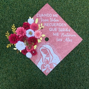 Virgen De Guadalupe, Adorno para birrete de graduación, Birrete de graduación personalizado, Adorno para birrete de graduación personalizado, Virgen María, Graduación 2025, flores de papel