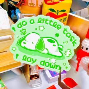 Grüner Hund Welpe Do a Little Aufgabe Lay Down Kawaii Niedlicher Vinyl Aufkleber