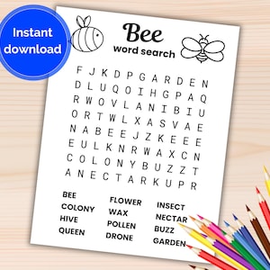 Può includere: Un foglio di carta bianco con un cruciverba a tema api. Il titolo "Bee word search" è sopra la griglia. Un cerchio blu con "Download istantaneo" è in alto a sinistra. Matite colorate in basso.