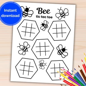 Puede incluir: Una hoja de juego imprimible en blanco y negro "Bee tic tac toe". La hoja presenta seis tableros hexagonales de tic-tac-toe, ilustraciones de abejas y las palabras "Bee tic tac toe". Un círculo azul con las palabras "Descarga instantánea" está en la esquina superior izquierda.
