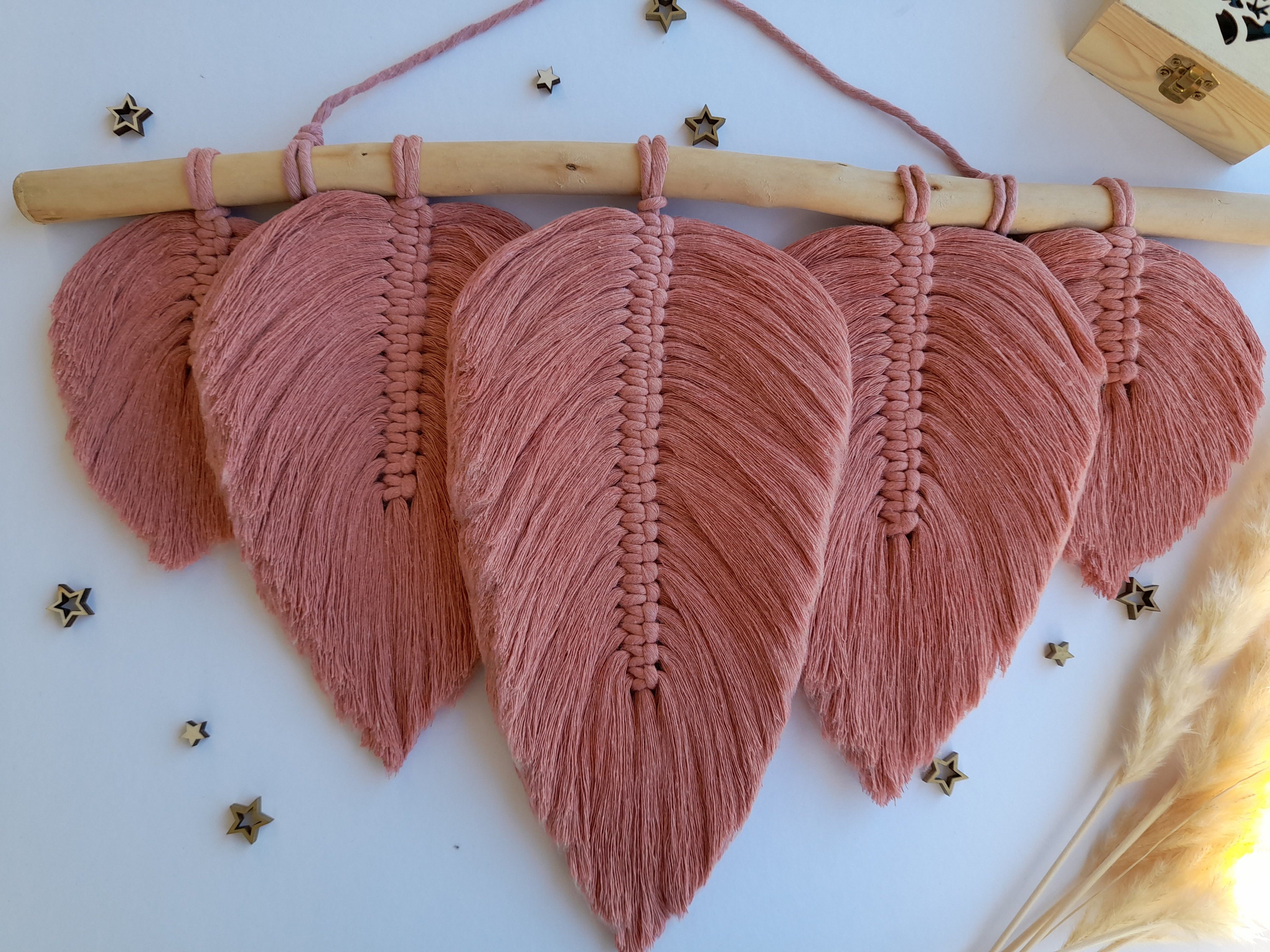 Décoration Murale - Tenture Suspension 5 Plumes Rose Blush Macramé Boho