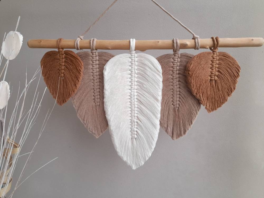 Décoration Murale - Tenture Suspension 5 Plumes Tons Marrons Macramé Boho