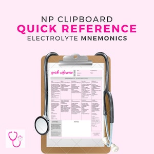 Op de afbeelding: Een bruin clipboard met een wit vel papier met de titel "quick reference" en de tekst "MNEMONICS - ELECTROLYTES". Het clipboard wordt vastgehouden door een zwarte stethoscoop. De achtergrond is roze.