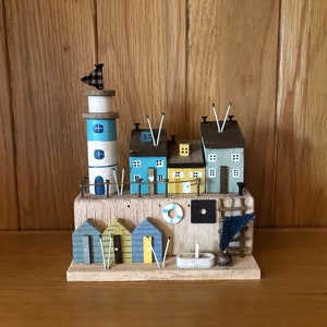 Wooden Seaside/Nautical Themed Decoration With Painted Houses, Lighthouse, Beach Huts, Flags, Made Of Wood, Metal, Jute 15cm x 17cm