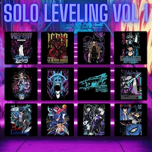 Op de afbeelding: Een verzameling zwarte grafische t-shirts met personages en illustraties uit de serie "Solo Leveling". Elk shirt heeft een uniek ontwerp met levendige kleuren, inclusief tekst zoals "Solo Leveling". De shirts zijn gerangschikt in een raster.
