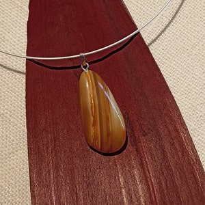 Agaat edelsteen hanger met zilveren potlood, agaat edelsteen uit de Sahara/Algerije, 9,9 gram