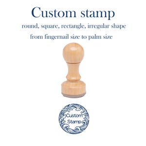 Op de afbeelding: Een houten stempel op maat met een afgeronde handgreep en een cirkelvormige basis. De tekst "Custom stamp" wordt boven de stempel weergegeven, met opties voor vorm en grootte. Er wordt ook een cirkelvormig logo met de woorden "Custom Stamp" getoond.