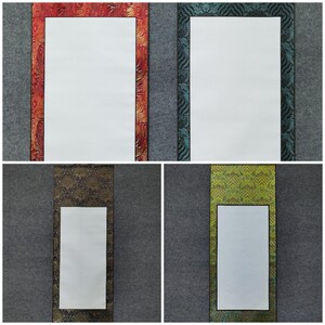 Helle bunte vertikale lange leere Papierrolle für Kalligraphiemalerei, Kunst-Grundlagen, weißes Reispapier-japanische Rolle