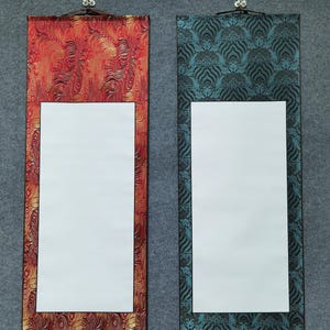 Rotolo di carta bianca verticale, luminoso e colorato, per calligrafia e pittura, elementi essenziali per l'arte, rotolo giapponese in carta di riso bianca.