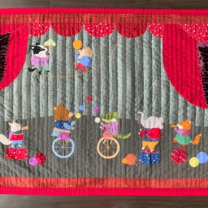 Appliqué Quilt Wandkunst, Handapplikation und Stickerei Wandbehang, Zirkus Quilt Wandbehang,
