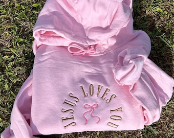 Jesus liebt dich bestickter Hoodie • Rosa christlicher Hoodie • Glaube Sweatshirt • Religiöses Geschenk für Frauen • Inspirierende Stickerei