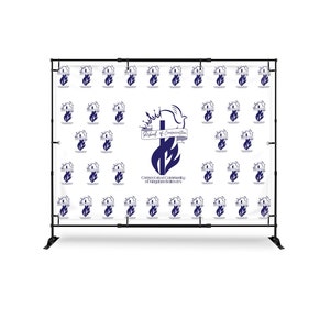 Pu&ograve; includere: Uno sfondo bianco con un motivo ripetuto di un logo blu. Il logo presenta una fiamma stilizzata, una croce e una colomba. Il testo "School of Consecration" e "Consecrated Community of Kingdom Believers" &egrave; stampato sotto il logo.