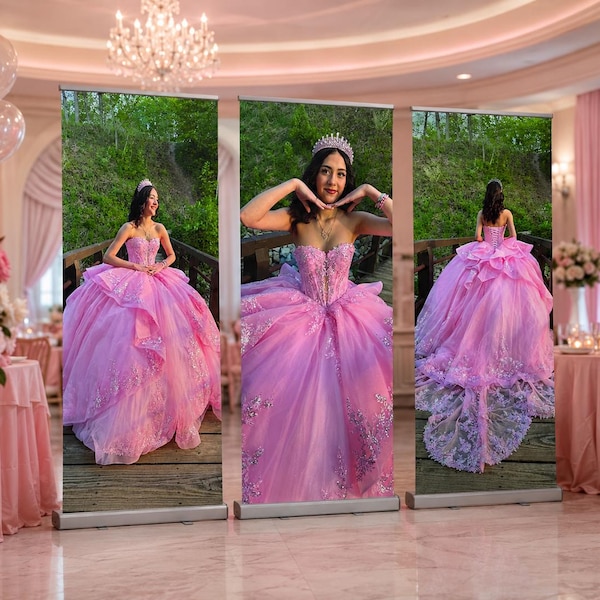 Könnte beinhalten: Drei vertikale Roll-up-Banner, die eine Person in einem voluminösen rosa Ballkleid mit aufwendiger Silberstickerei, herzförmigem Ausschnitt und langer Schleppe zeigen, posierend auf einer Holzbrücke in einer natürlichen Umgebung.