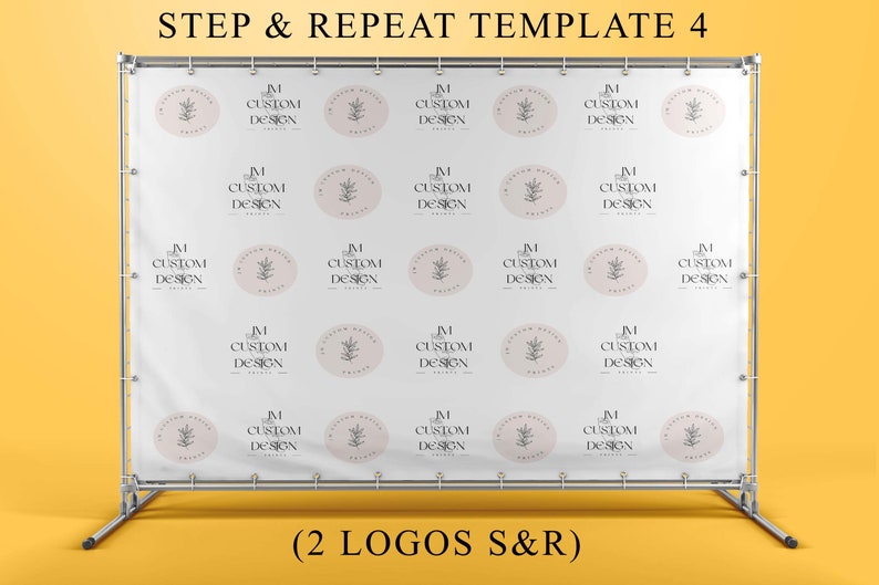 Pu&ograve; includere: Uno sfondo bianco con un motivo ripetuto di due loghi. I loghi sono circolari e presentano un design floreale con il testo "JM CUSTOM DESIGN" in nero. Lo sfondo &egrave; visualizzato su un supporto argentato su uno sfondo giallo. Il testo "STEP & REPEAT TEMPLATE 4" &egrave; nella parte superiore dell'immagine e il testo "(2 LOGOS S&R)" &egrave; nella parte inferiore dell'immagine.