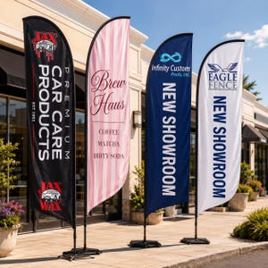Peut inclure: Quatre grands drapeaux en forme de plume alignés. Le premier est noir avec du texte rouge et blanc JAX CAR CARE PRODUCTS. Le deuxième est rayé rose et blanc avec le texte Brew Haus. Le troisième est bleu avec le texte blanc Infinity Custom Pools. Le quatrième est blanc avec le texte bleu Eagle Fence.
