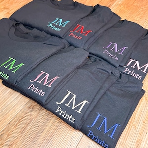 Camiseta bordada com logotipo personalizado, camiseta bordada com logotipo comercial personalizado, traje com logotipo personalizado da empresa, roupas com logotipo personalizado, envio rápido