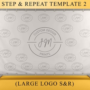 Pu&ograve; includere: Uno sfondo bianco con un motivo ripetuto di un logo che dice "Custom Design J&M Prints" in un cerchio. Lo sfondo &egrave; su un supporto metallico. Il testo "STEP & REPEAT TEMPLATE 2 (LARGE LOGO S&R)" &egrave; nella parte superiore dell'immagine.