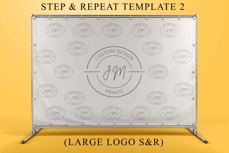 Pu&ograve; includere: Uno sfondo bianco con un motivo ripetuto di un logo che dice "Custom Design J&M Prints" in un cerchio. Lo sfondo &egrave; su un supporto metallico. Il testo "STEP & REPEAT TEMPLATE 2 (LARGE LOGO S&R)" &egrave; nella parte superiore dell'immagine.