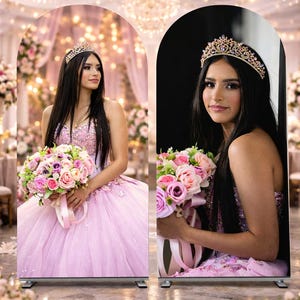 Puede incluir: Dos im&aacute;genes de una mujer con un vestido de gala rosa claro y una tiara enjoyada, sosteniendo un ramo de flores rosas y moradas. El vestido tiene un corpi&ntilde;o con cuentas y una falda de tul en capas. El fondo es un entorno suave y borroso con arreglos florales.