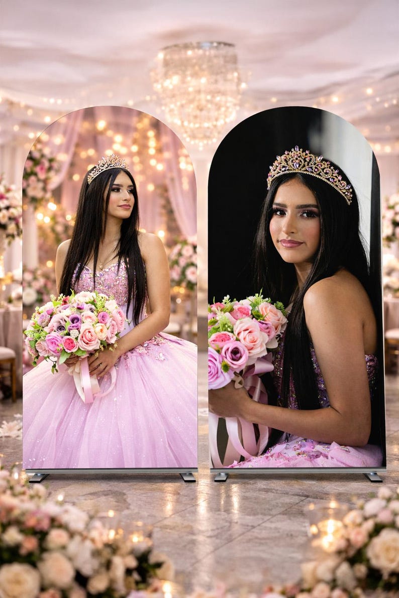 Puede incluir: Dos im&aacute;genes de una mujer con un vestido de gala rosa claro y una tiara enjoyada, sosteniendo un ramo de flores rosas y moradas. El vestido tiene un corpi&ntilde;o con cuentas y una falda de tul en capas. El fondo es un entorno suave y borroso con arreglos florales.