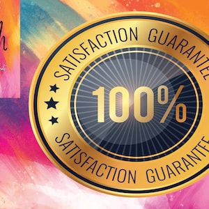 Puede incluir: Un emblema circular dorado con las palabras "SATISFACCI&Oacute;N GARANTIZADA" y "100%" sobre un fondo colorido. El emblema tiene un centro azul oscuro con l&iacute;neas radiales y tres estrellas. El texto "JM Custom Design Prints" est&aacute; en la esquina superior izquierda.