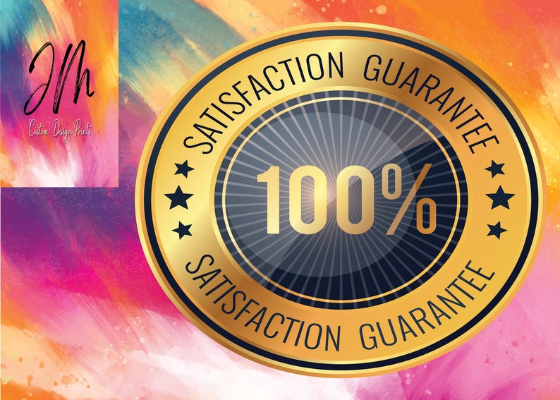 Puede incluir: Un emblema circular dorado con las palabras "SATISFACCI&Oacute;N GARANTIZADA" y "100%" sobre un fondo colorido. El emblema tiene un centro azul oscuro con l&iacute;neas radiales y tres estrellas. El texto "JM Custom Design Prints" est&aacute; en la esquina superior izquierda.