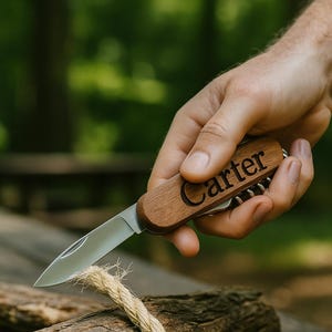 Multi-outil personnalisé - Cadeau gravé personnalisé pour les garçons d&#39;honneur, le témoin ou les amateurs de plein air