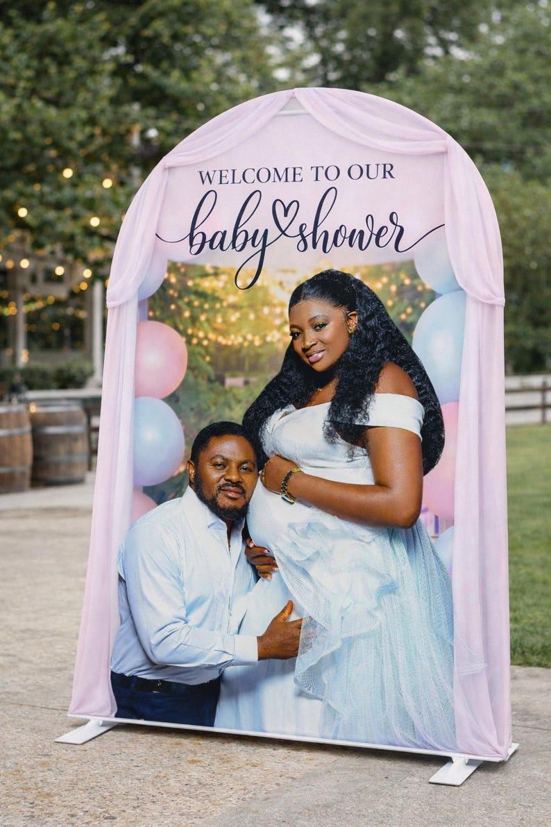 Puede incluir: Un tel&oacute;n de fondo de baby shower con una pareja. El tel&oacute;n de fondo tiene el texto "WELCOME TO OUR baby shower" en escritura. La mujer lleva un vestido azul claro y el hombre una camisa azul claro. Se ven globos rosas y azules.