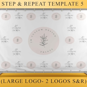 Pu&ograve; includere: Uno striscione bianco con un motivo ripetuto di un logo che dice "JM Custom Design Prints". Il logo &egrave; un cerchio con uno sfondo rosa e un disegno a linea nera di un ramo con foglie. Lo striscione &egrave; appeso a una cornice metallica. Il testo "STEP & REPEAT TEMPLATE 5" &egrave; in cima allo striscione. Il testo "(LARGE LOGO - 2 LOGOS S&R)" &egrave; in fondo allo striscione.