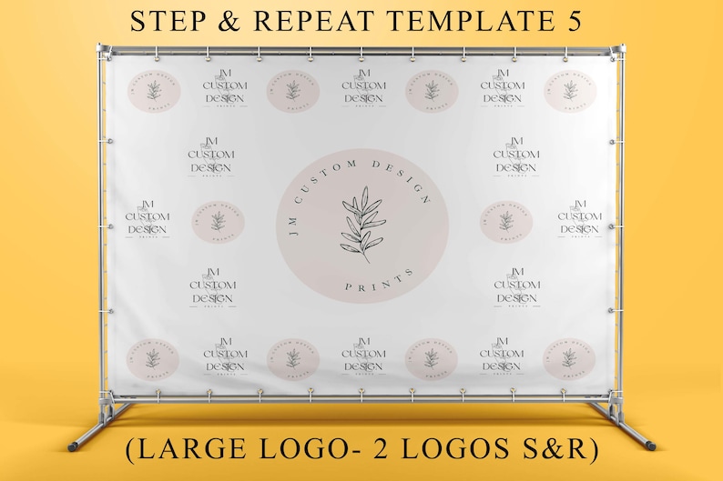 Pu&ograve; includere: Uno striscione bianco con un motivo ripetuto di un logo che dice "JM Custom Design Prints". Il logo &egrave; un cerchio con uno sfondo rosa e un disegno a linea nera di un ramo con foglie. Lo striscione &egrave; appeso a una cornice metallica. Il testo "STEP & REPEAT TEMPLATE 5" &egrave; in cima allo striscione. Il testo "(LARGE LOGO - 2 LOGOS S&R)" &egrave; in fondo allo striscione.