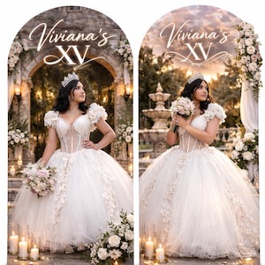 Puede incluir: Banner de fondo de arco Chiara con el texto "4x7 ft SIZE". El banner presenta dos im&aacute;genes de una mujer con un vestido blanco con detalles florales, sosteniendo un ramo. El banner dice "Viviana's XV".