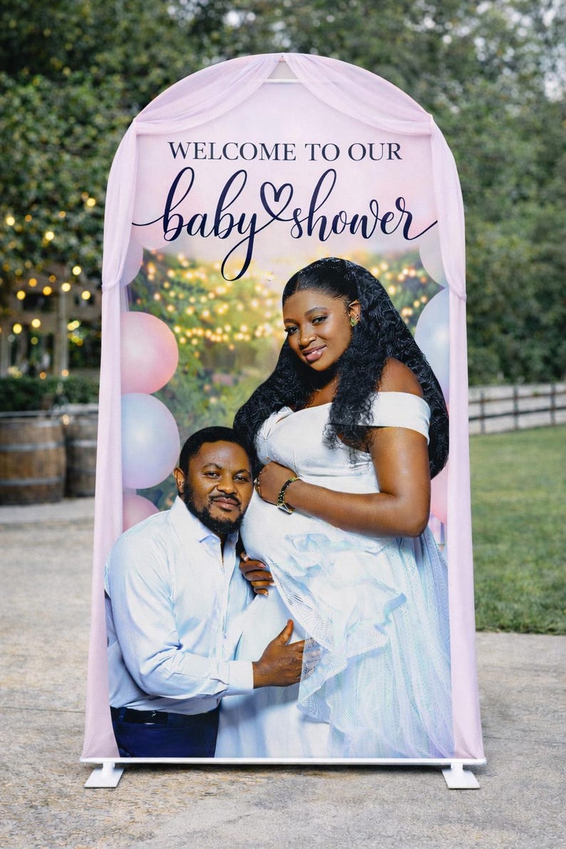 Puede incluir: Una pancarta de baby shower con un dise&ntilde;o de arco rosa. La pancarta presenta a una pareja, con la mujer embarazada con un vestido blanco y el hombre con una camisa azul. El texto "WELCOME TO OUR baby shower" se muestra en una elegante escritura.