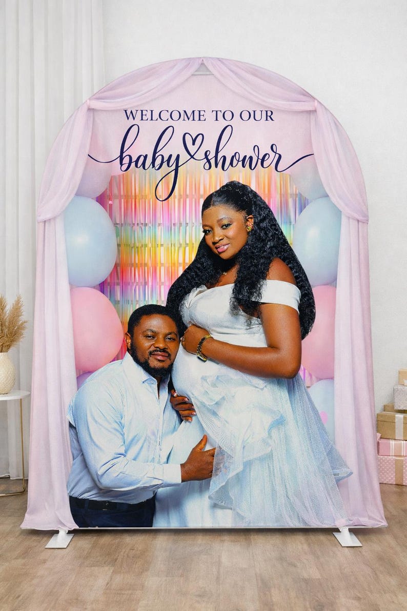 Puede incluir: Un tel&oacute;n de fondo para baby shower con el texto "WELCOME TO OUR baby shower" en una escritura elegante. El tel&oacute;n de fondo presenta a una persona embarazada con un vestido blanco y a una persona con una camisa azul. Se ven globos rosas y azules.