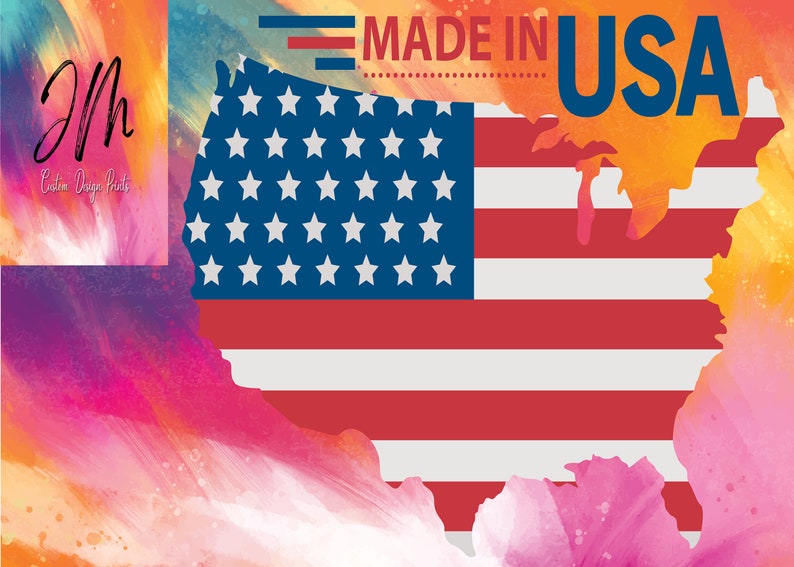 Puede incluir: Dise&ntilde;o gr&aacute;fico con el contorno de Estados Unidos y la bandera estadounidense. Las palabras &laquo;MADE IN USA&raquo; se muestran encima de la bandera. El fondo tiene un efecto acuarela con tonos rosas, naranjas y azules. El logotipo de &laquo;JM Custom Design Prints&raquo; est&aacute; en la esquina superior izquierda.