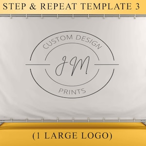 Pu&ograve; includere: Uno striscione bianco con una cornice argentata e un logo che dice "Custom Design j&m Prints" su uno sfondo giallo. (1 Logo grande)