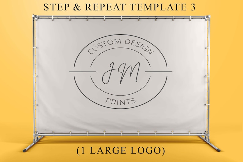 Pu&ograve; includere: Uno striscione bianco con una cornice argentata e un logo che dice "Custom Design j&m Prints" su uno sfondo giallo. (1 Logo grande)